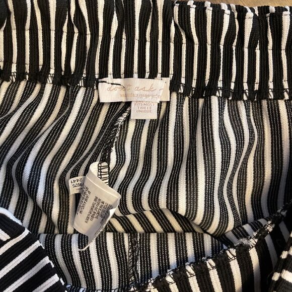 DON’T ASK WHY Black/White Striped Skort One Size - Picture 4 of 5